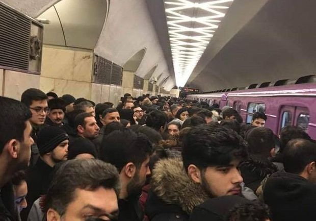 Metroda növbəti problem – Qatar tuneldə qaldı Eeebff18 0c30 4cfd bb45 34d146643b94