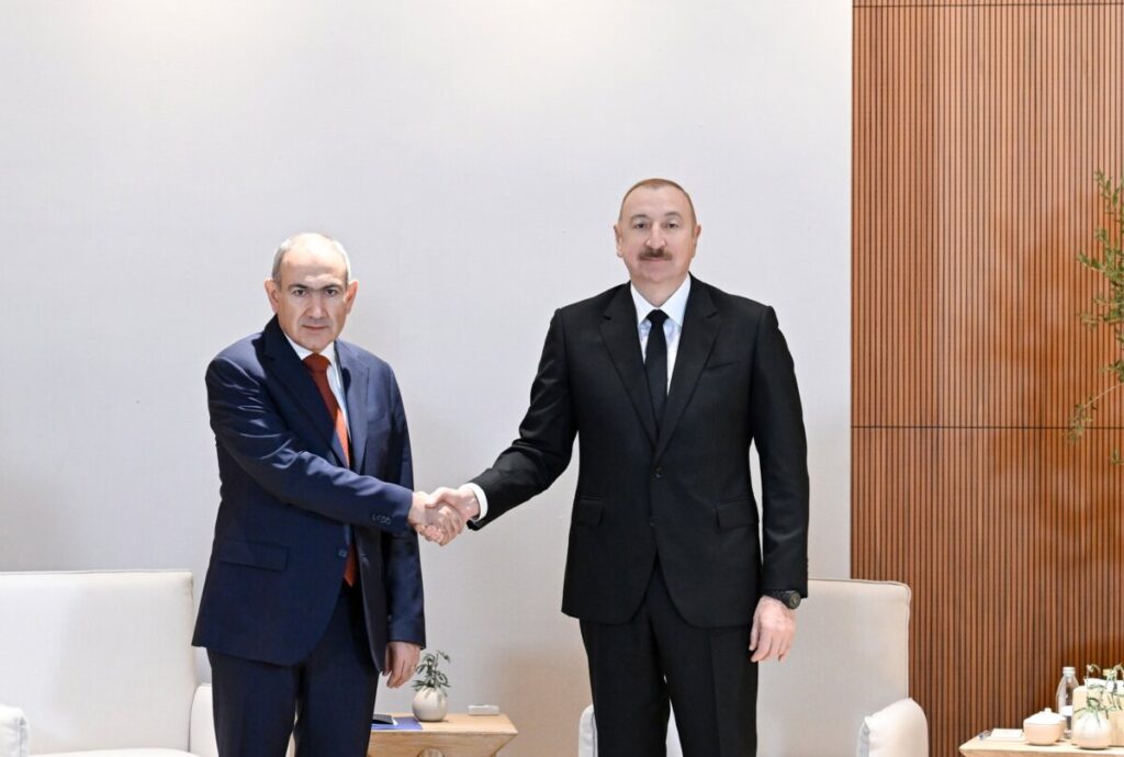 Əbu-Dabidə İlham Əliyev və Nikol Paşinyan arasında geniş tərkibdə görüş keçirilib 01 1 scaled