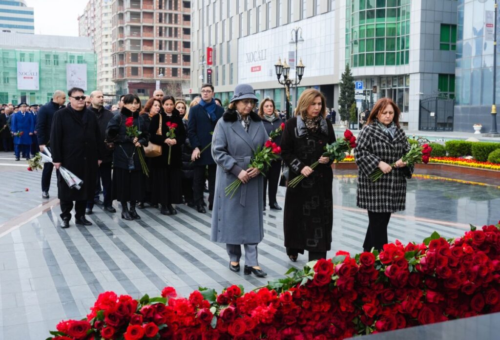 Dövlət Komitəsinin kollektivi Xocalı soyqırımı abidəsini ziyarət edib News 40 PfiuiP7Q3t scaled