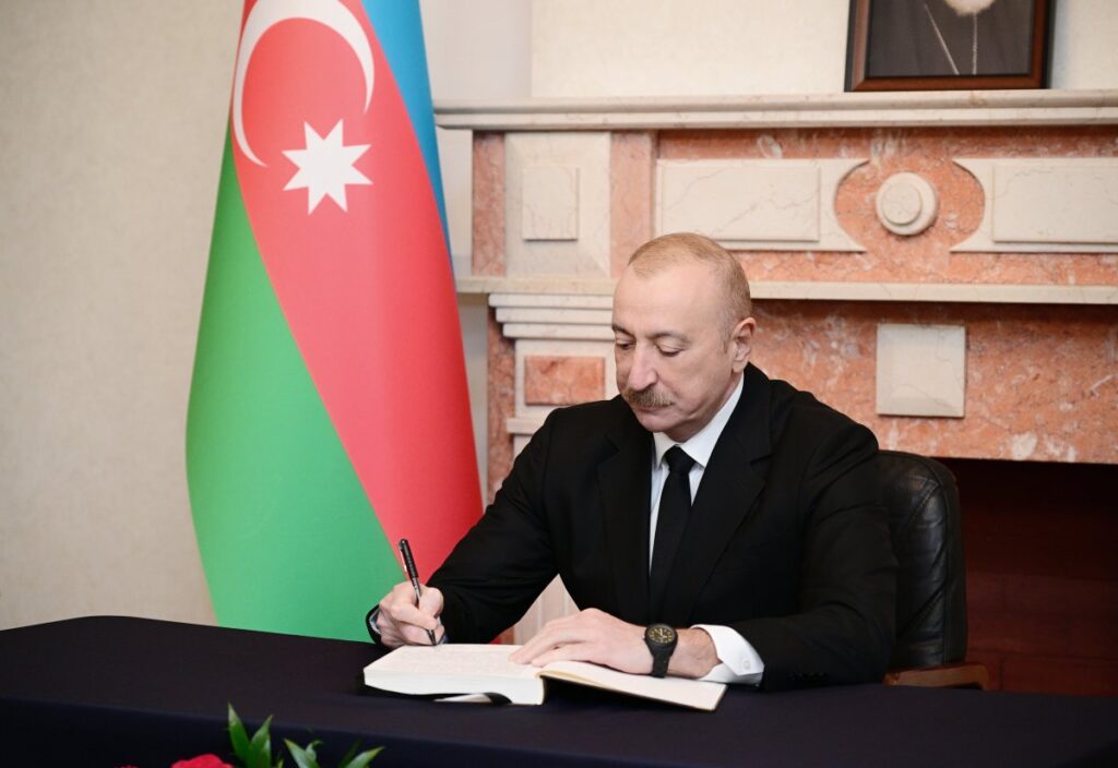 İlham Əliyev Gürcüstanın Azərbaycandakı səfirliyində olub, başsağlığı verib 17745974373923557617 69c63b528aeb0