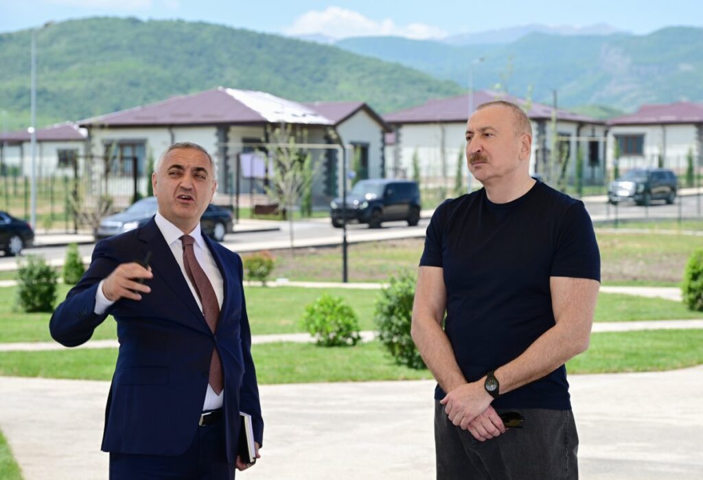Prezident Xocalıda hərbi qulluqçular üçün nəzərdə tutulan fərdi evlərdə yaradılmış şəraitlə tanış olub 1779961113259221349 6a1810e8bf462