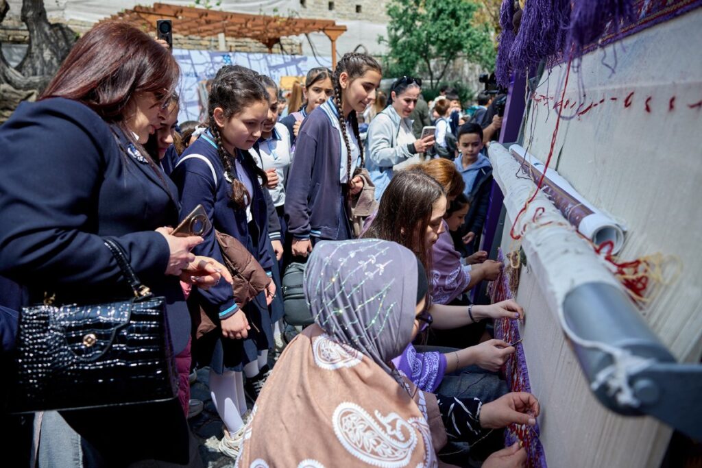 “Azercell” Beynəlxalq Xalça Festivalında “Minlərlə ilmə, bir güc” xalçasını təqdim edib 2 69f9efc773a7e