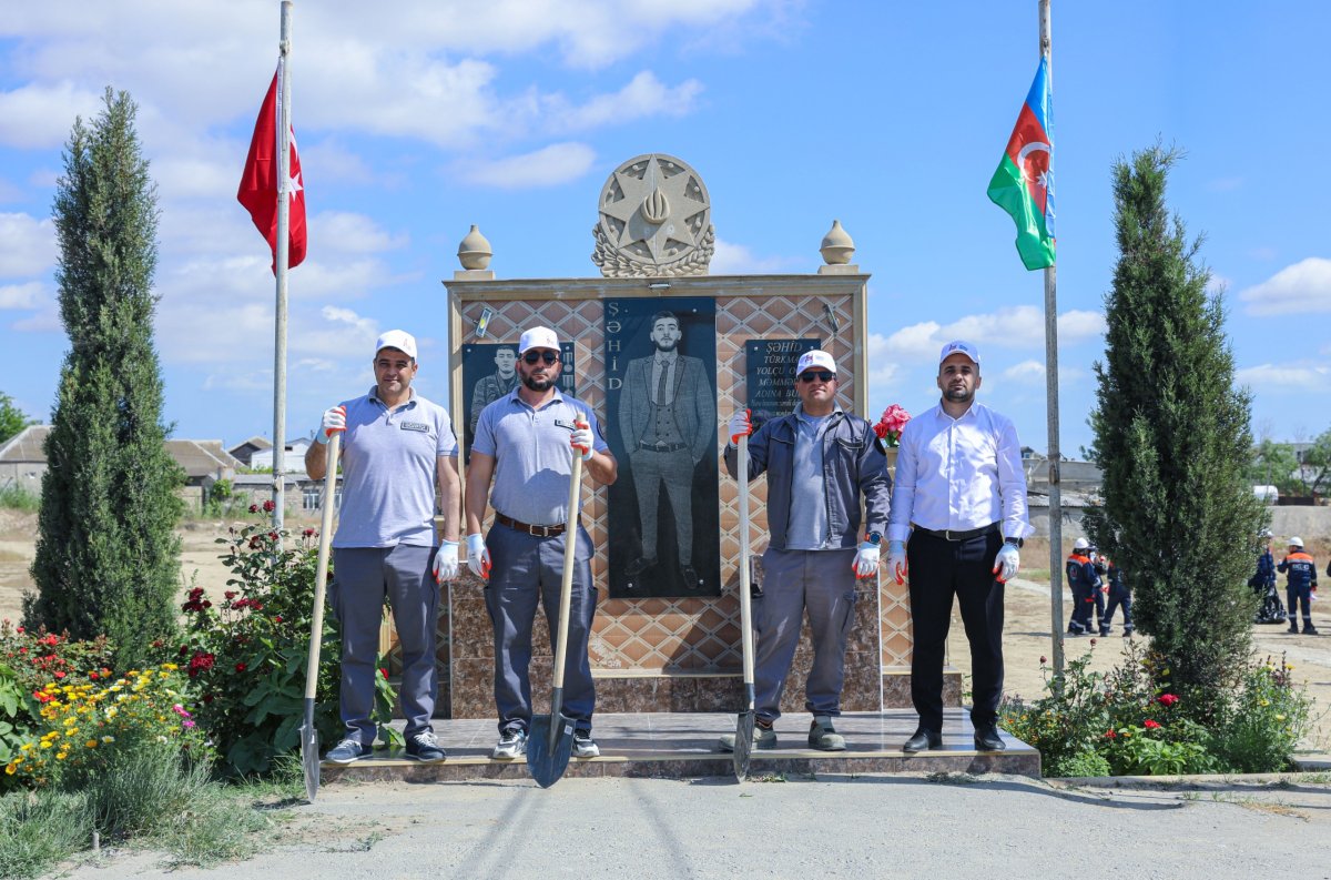 Balaxanı neftçiləri “Ümumdünya Ətraf Mühit Günü”ndə tarixi qəsəbəni təmizlədilər - Şəkil 2