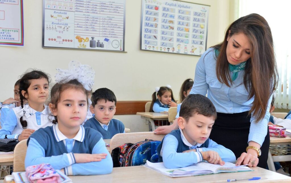 Nazirlər Kabineti müəllimlər üçün geyim qaydalarını və tələbləri müəyyən etdi Scraped 1791306726 20142ceb